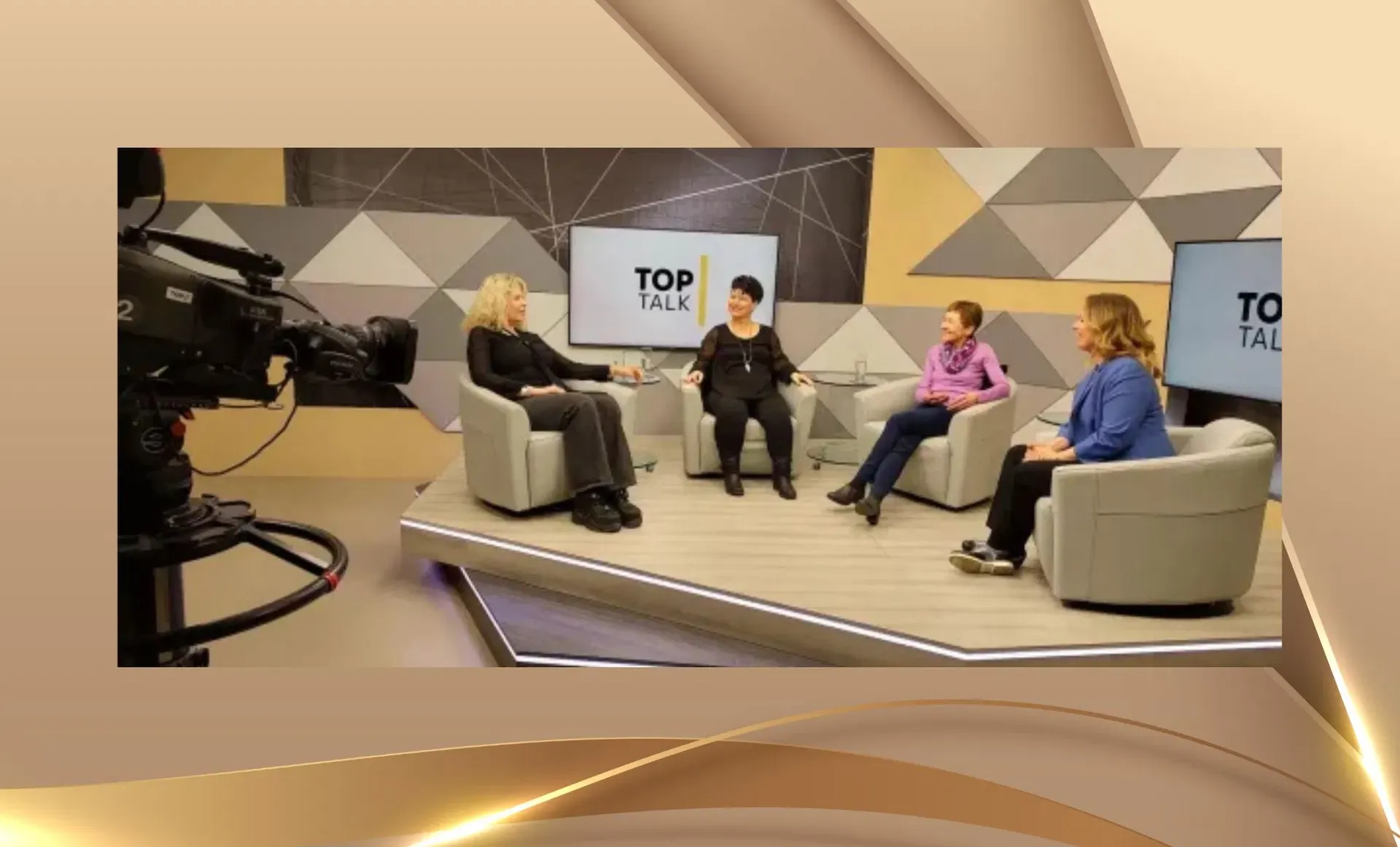 Nicole Wackernagel im Tele TOP-Studio während eines Interviews über medizinische Hypnose bei einer Gesichtsoperation ohne Vollnarkose.
